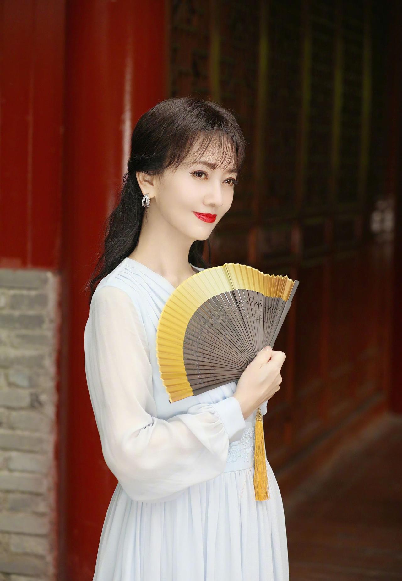 原来，赵雅芝的生活这么苦，被三个儿子常年啃老，港媒爆料，71岁的赵雅芝之所以仍不
