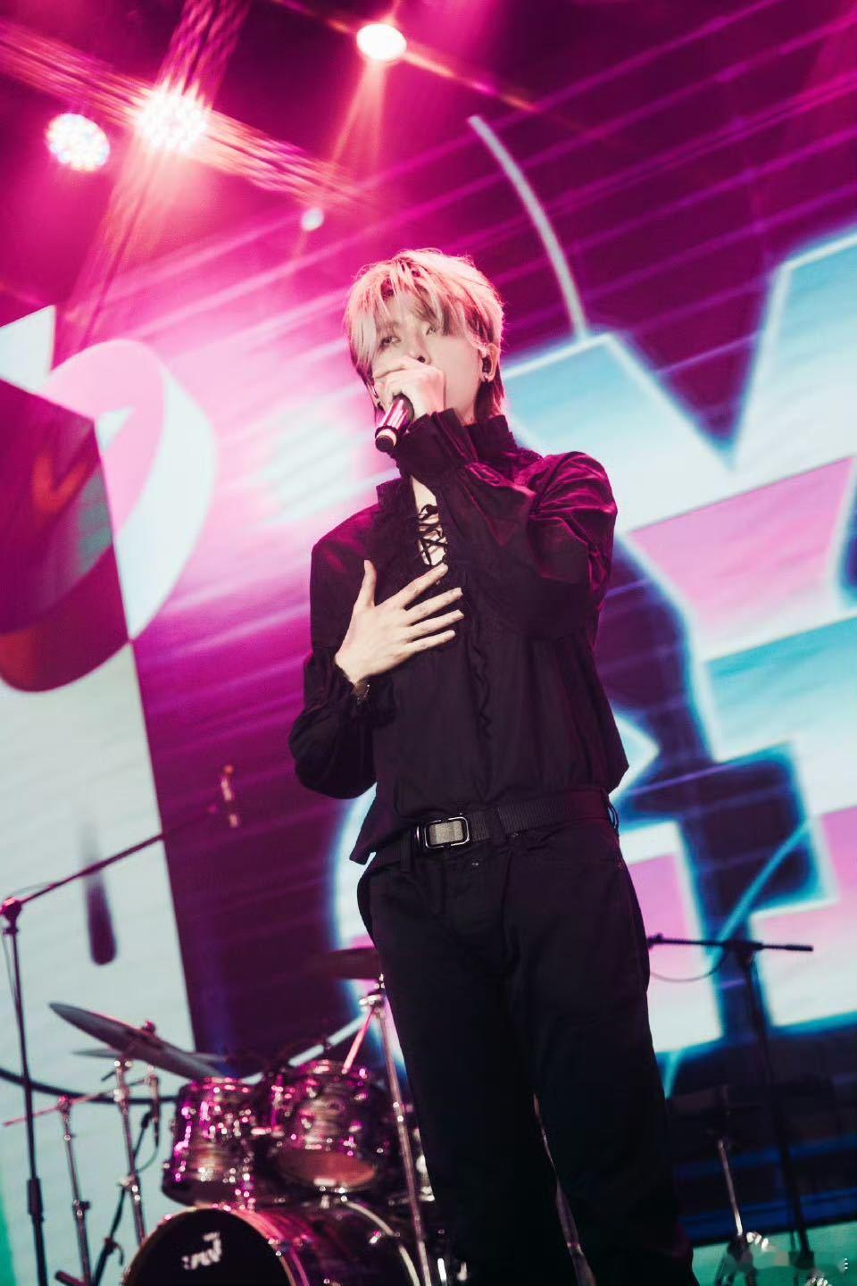 中国boy和爸爸时隔18年同床睡父爱无需多言！中国boy爸爸不让儿子睡沙发，主动