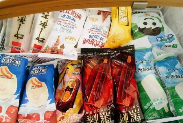 难怪今年雪糕越来越难卖。楼下开了十年便利店的老板一语道破：大家不是吃不起，而是不