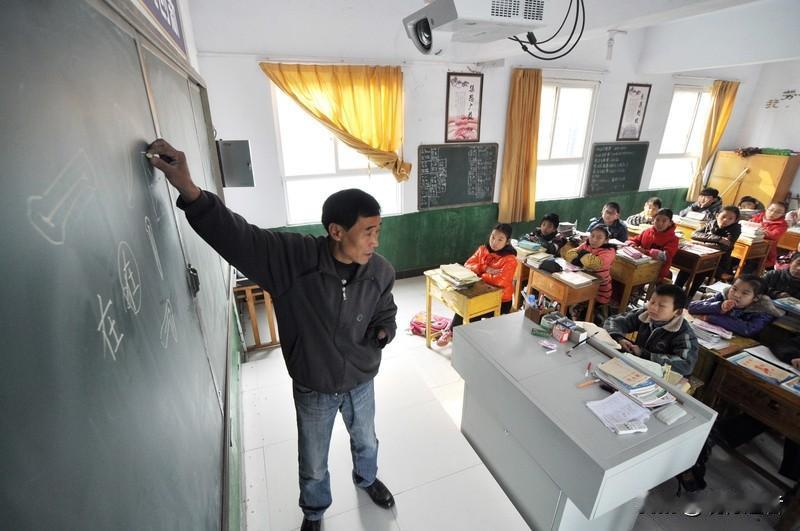 老师和家长心态一致，都期望孩子学业出色、乖巧懂事。

如今的教育现状是：教师不求