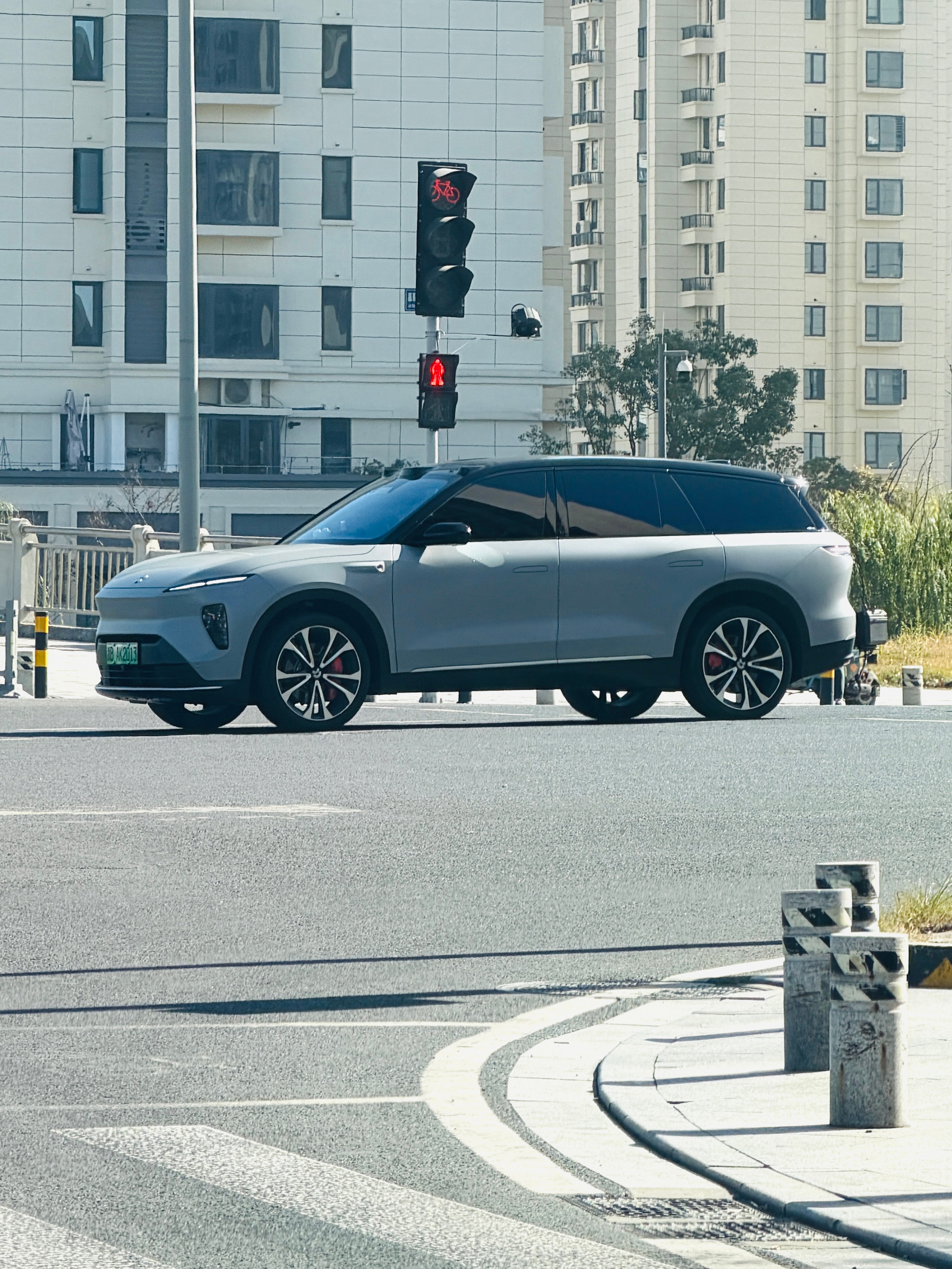 二代ES8，要是做成5座、或者大4座而不是现在这样非挤个6座会不会销量好很多？蔚