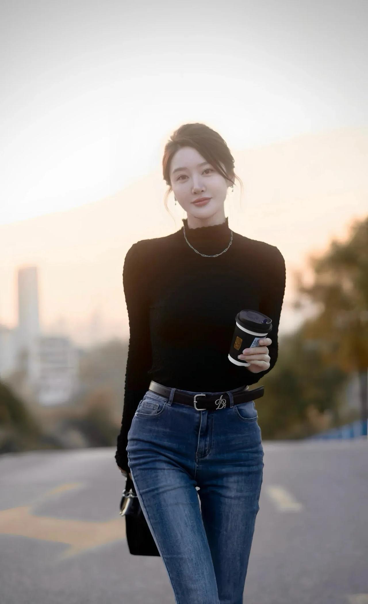 都市女孩，咖啡时光，时尚穿搭，自信步伐