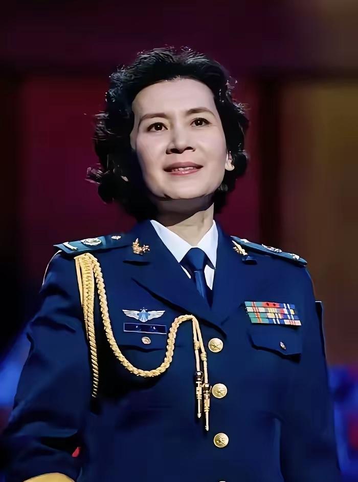 肖雄，68岁，单身无子，住空军大院。
她是80年代挂历女神，25岁结婚，33岁离