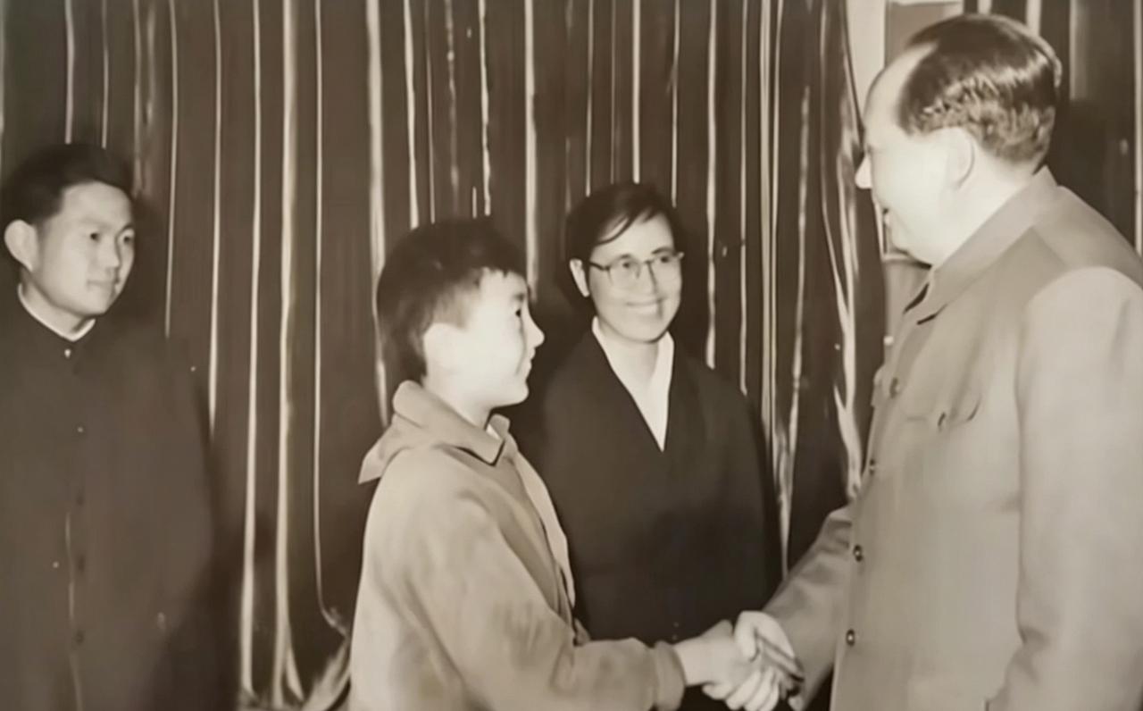 1962年毛主席接见李银桥一家。