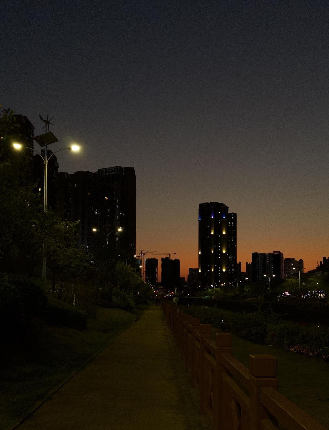 是的 我们承认爱男
我们爱男，所以默认房子车子该他们继承，因为“男孩压力大”。