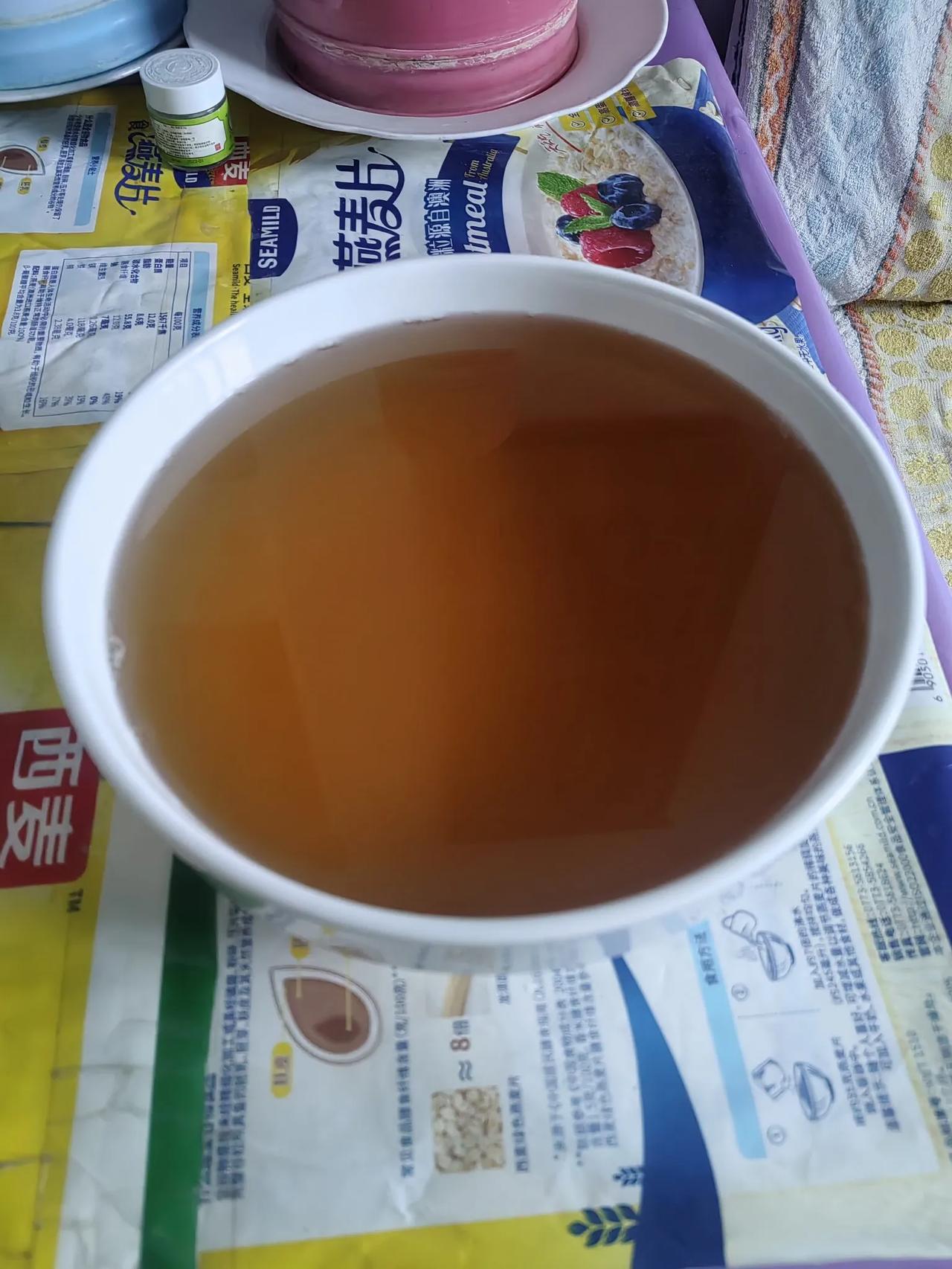 今天在家炼猪油。
猪油是好东西，有脂肪，有营养。体质差的男女老少皆可食用。以前我