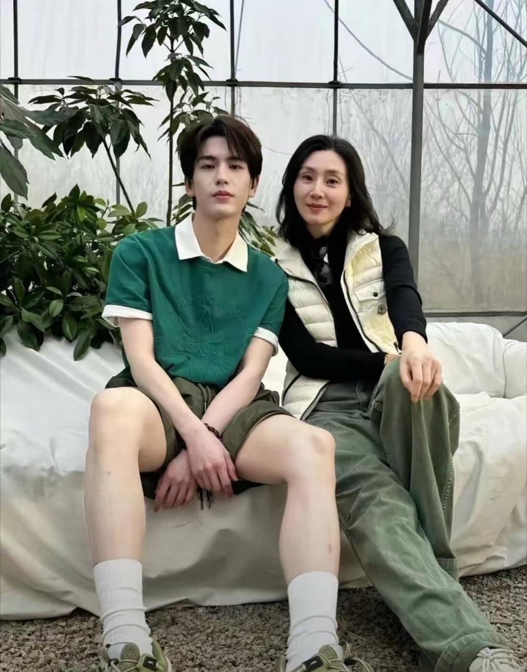 张凌赫的妈妈又年轻又漂亮。 ​​​