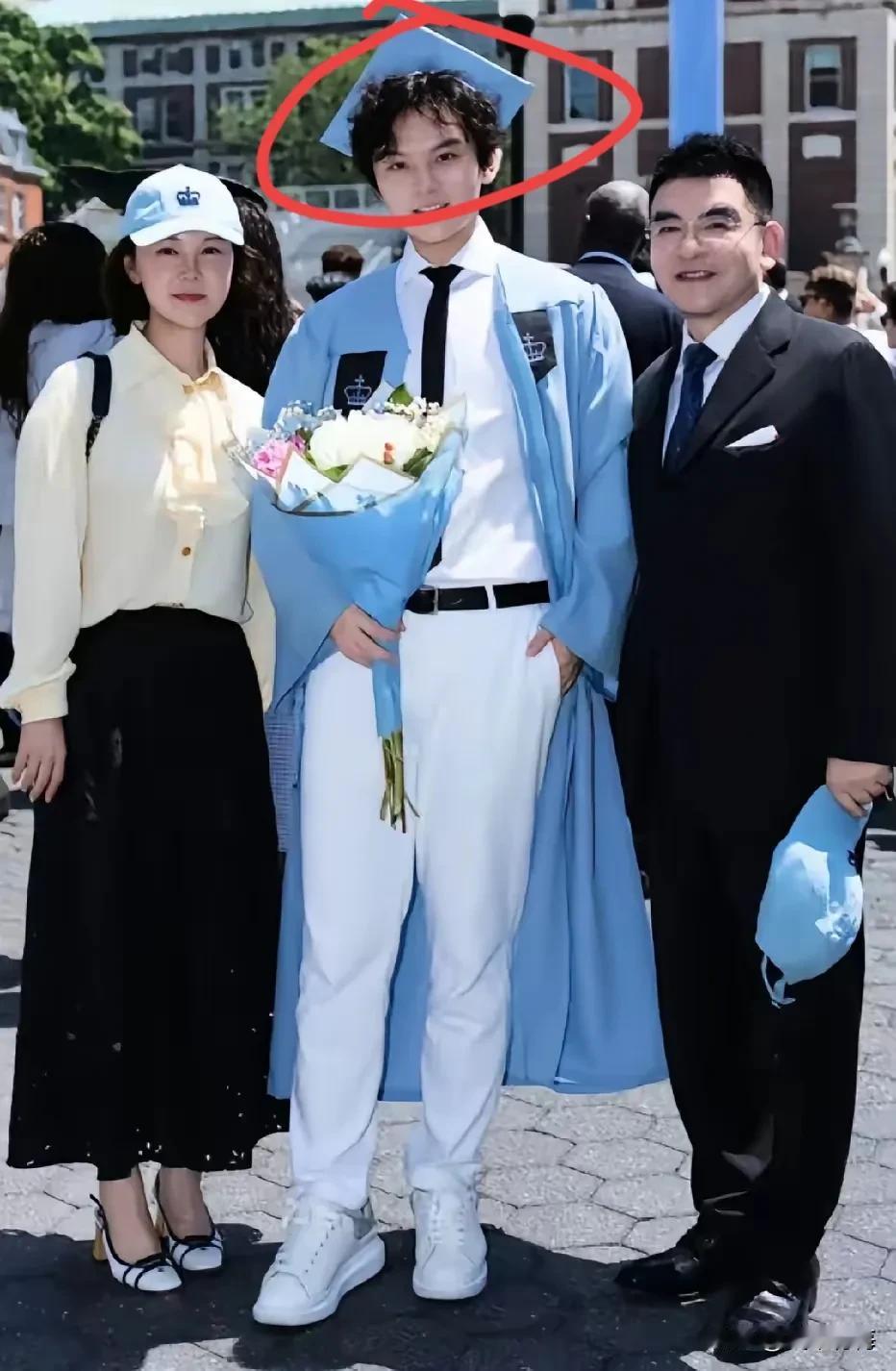 原来国内这种发型和烫发是从外面传来的。难怪年初看到一个从外地回来的弟弟也是这种发