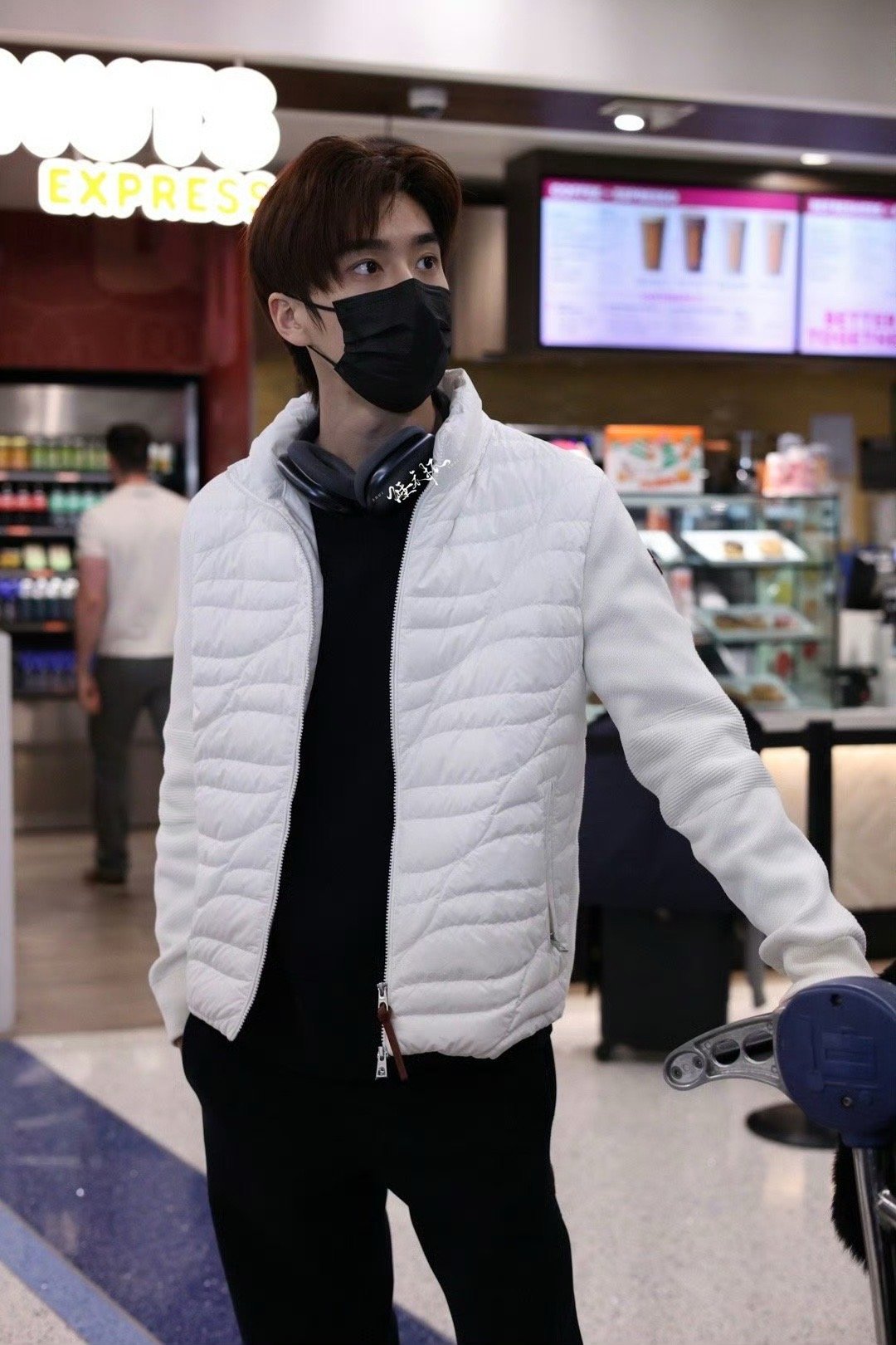 张康乐机场生图太能打了 机场偶遇帅气少年！张康乐生图状态满分，黑白穿搭清爽有型，