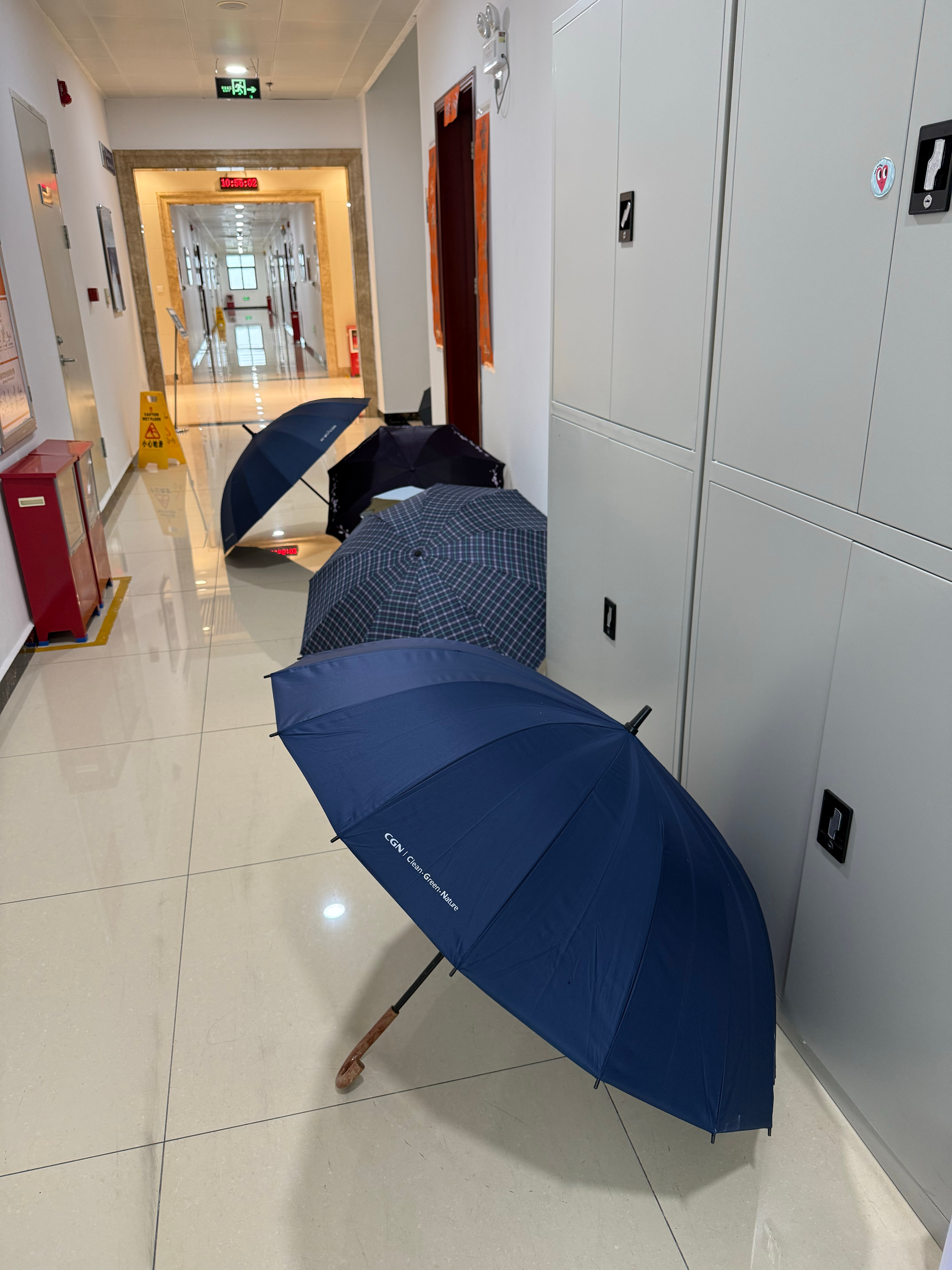 下雨了 社恐的我连伞都不想和他们放在一起日常生活手记