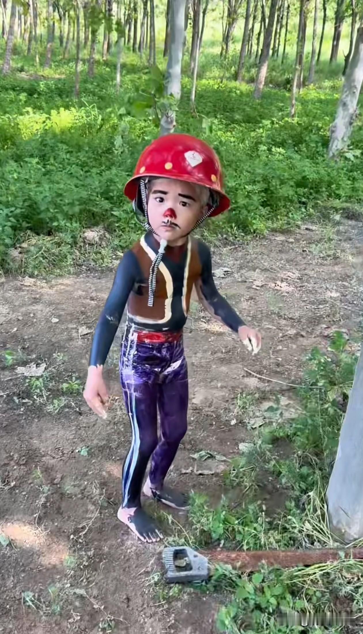 在抖音上看到的，现在的小孩太有意思了，这装扮也太像了，这画质看的好像AI制作的一