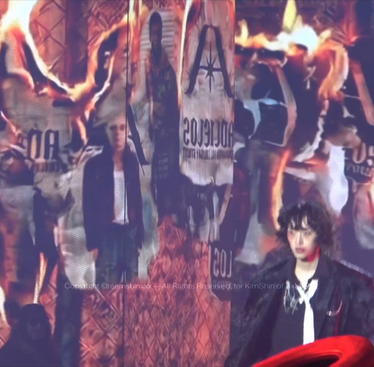 今日首尔时装周作为模特走上红毯的AxMxP组合成员金信（190cm） 