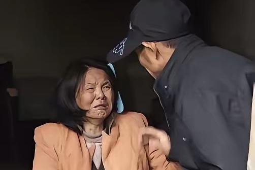 三轮车夫救下截瘫女子，半年后她的请求，让无数人红了眼
 
2001年，山东一三轮