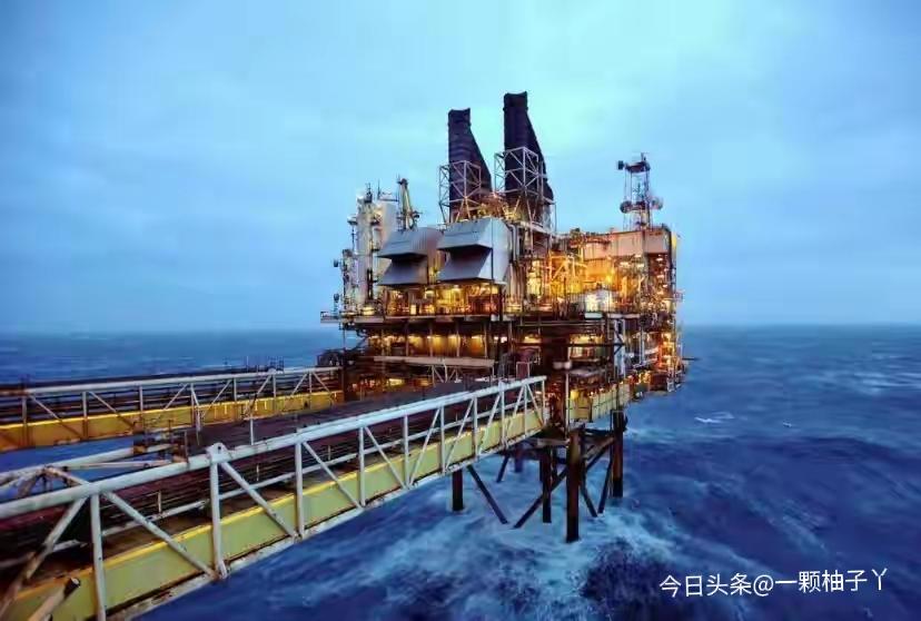 美伊冲突升级后，国际原油价格大幅高开暴涨，市场避险情绪拉满，全球能源供应紧张预期