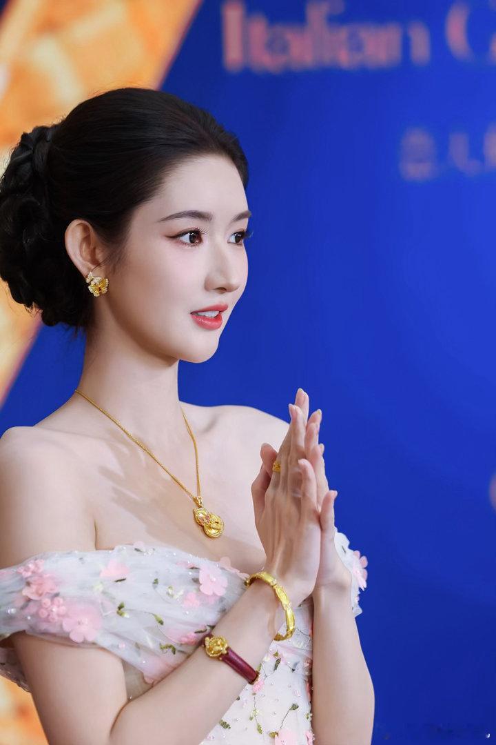 王玉雯一字肩花朵长裙王玉雯苏州活动状态 这件裙子像是为她量身定做的。一字肩刚好，