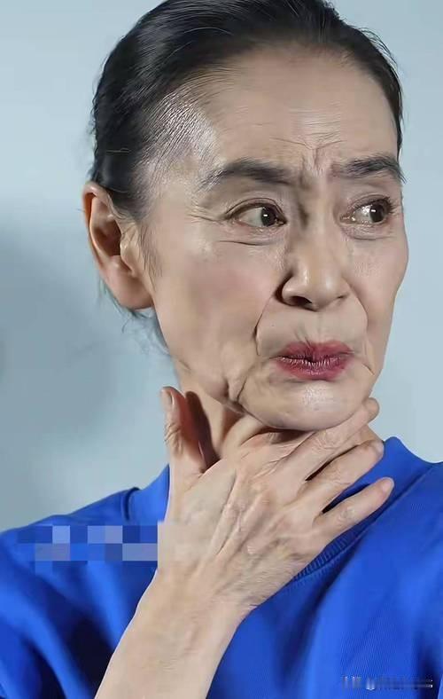  依旧是那双灵动的双眼皮大眼睛，满脸藏不住岁月沧桑，猜猜她是谁？双眼皮自然美
