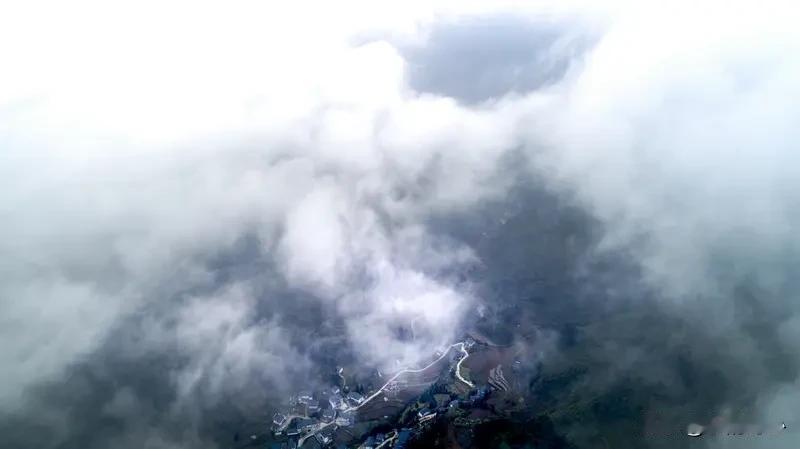 看到“林泉寂寂诗里醉”这个下联，我对出“云雾悠悠画中游”的上联，感觉还挺搭。就像