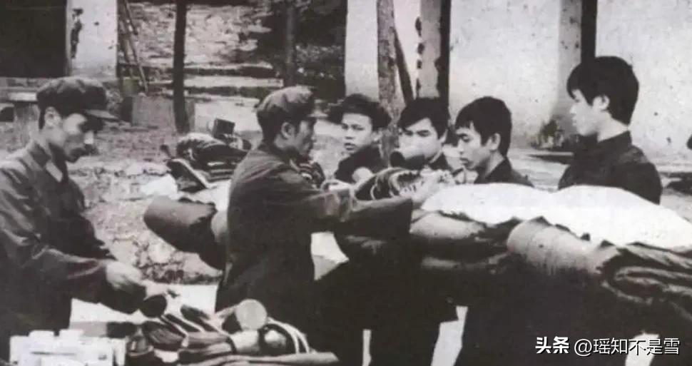 1979年，俘虏交换后，200多名战士终于回到祖国，他们刚刚跨过边境线，广州军区