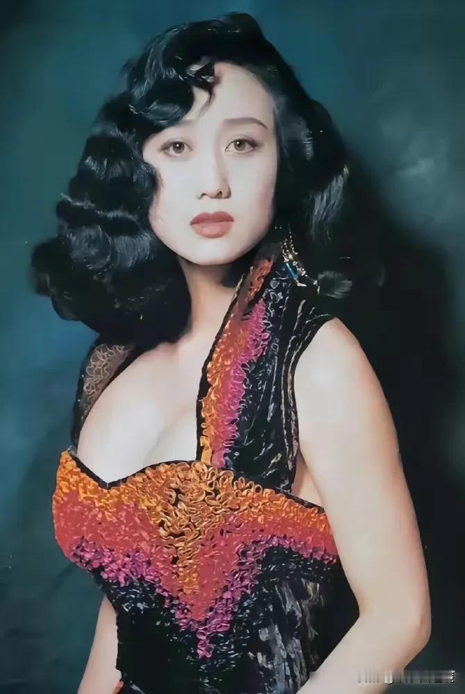 利智年轻的时候既性感又漂亮，在当年的港台和大陆娱乐圈，几乎无人可以媲美。
有些女