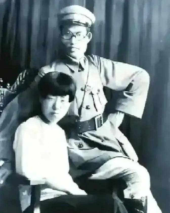 1940年，延安，朱仲芷和萧劲光签署了离婚协议，朱仲芷转身就走，六个孩子她一个也
