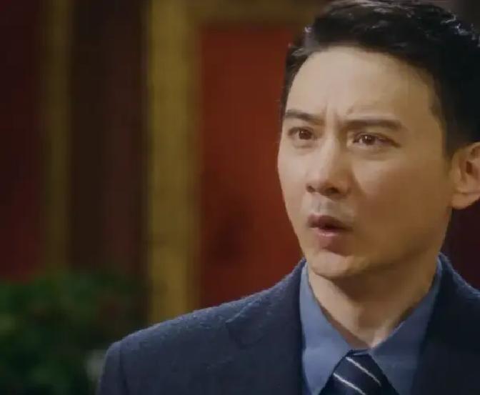 《风与潮》里那个出场没几次的崔先生，弹幕天天刷他原型是崔殿明。
我补完剧再翻资料