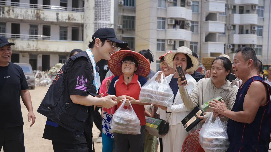 退伍军人参与救灾称若有战召必回黄晓明为广西救灾志愿者买菜做饭益起在场“若有战，召