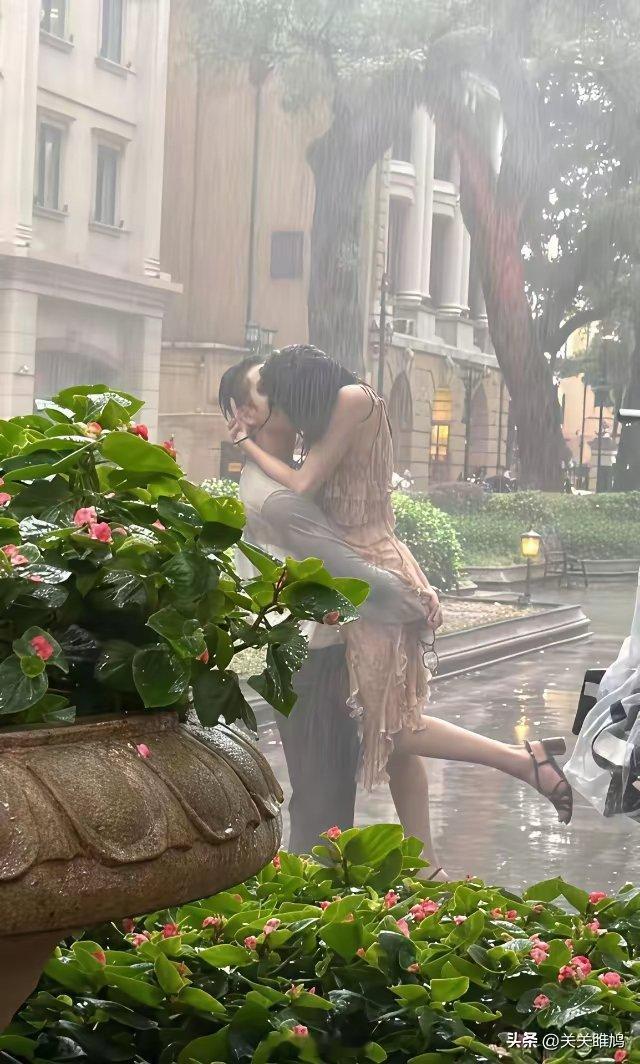 钟楚曦和陈伟霆雨中吻戏，惹争议。太深情投入了，直呼接受不了。其实最大的争议点，就