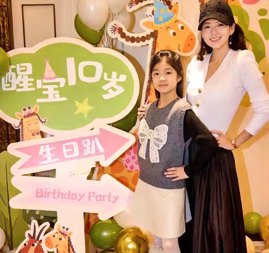 章子怡女儿醒醒生日宴好热闹！
12月28日，章子怡为女儿醒醒办了场超用心的10岁