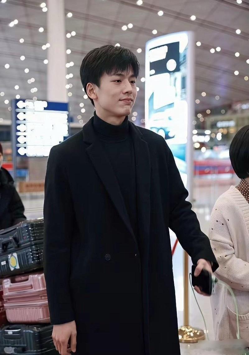 未出道前的张凌赫，人群中一眼就看见。 ​​​