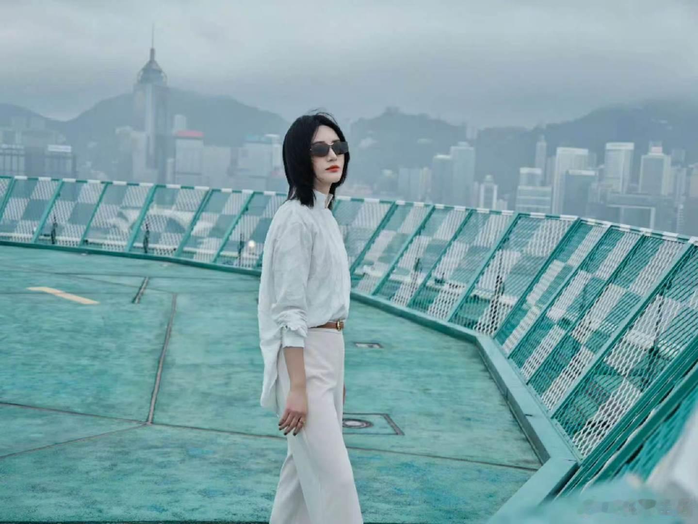 尚雯婕尚雯婕直播微醺感尚雯婕解锁全新直播状态，微醺慵懒氛围感拉满，随性对话看着十