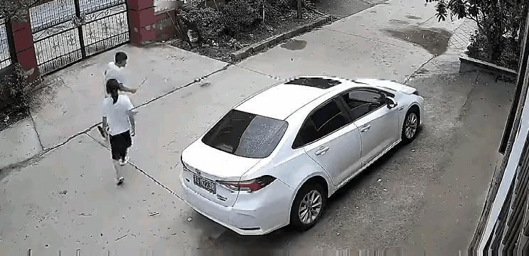 夫妻吵架在大街上脱裤子，这样的女人能要吗？？？[呲牙][捂脸]