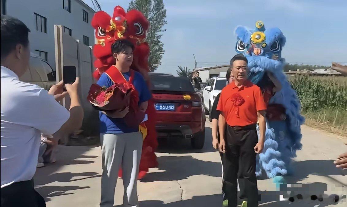 演员寇振海的儿子考上世界排名第二的英国帝国理工学院后，他开着大奔带着儿子回了河北