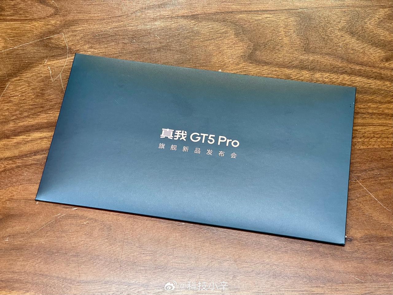 realme 真我 GT5 Pro 的邀请函简单又直接，一句话摆明态度「比得过这