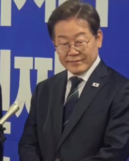 外媒给李在明挖了个大坑，问台湾问题韩国会不会出手。

他笑着回了句：“那是人家家