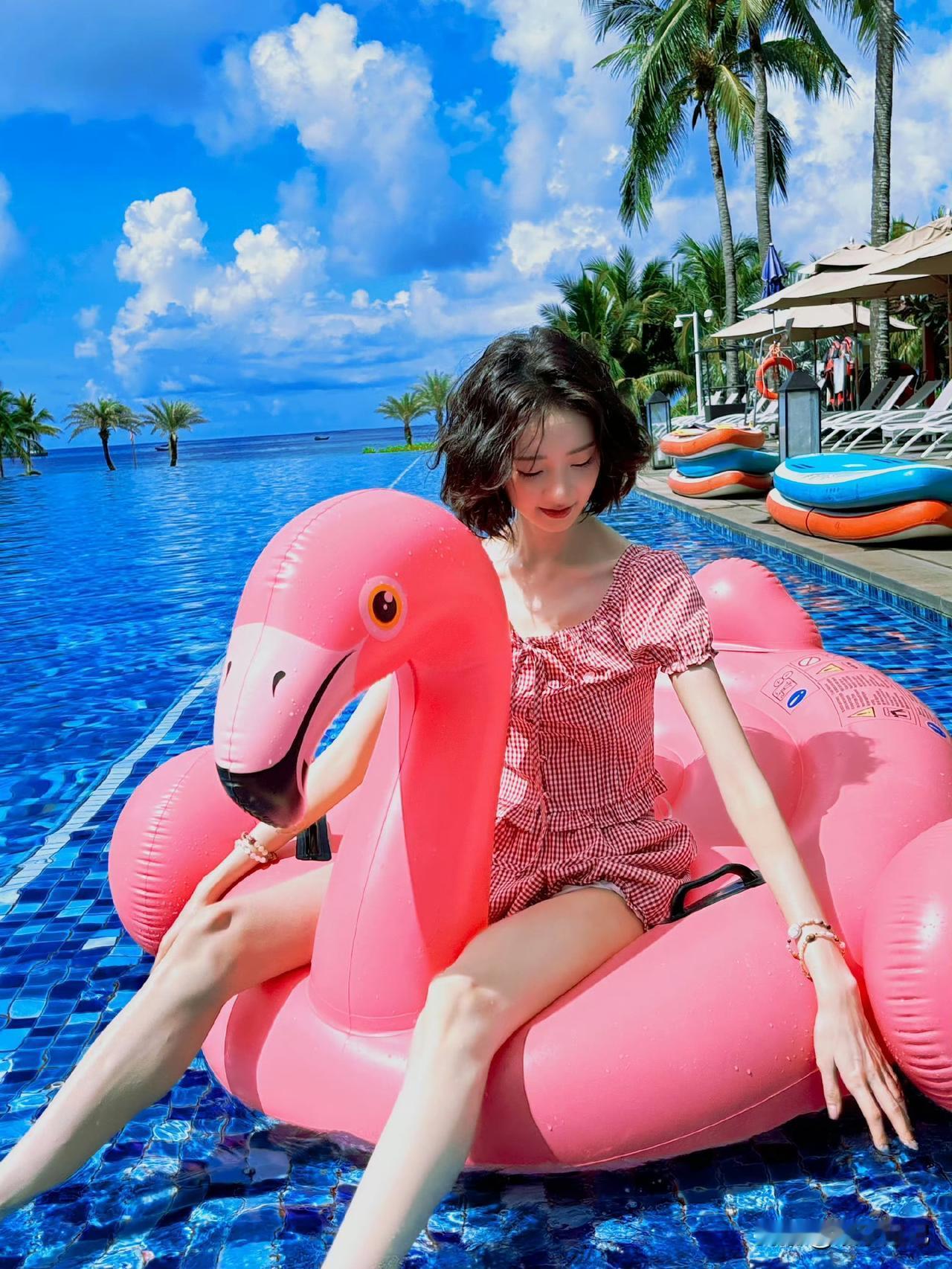 张艺凡夏日泳装👙 ​​​