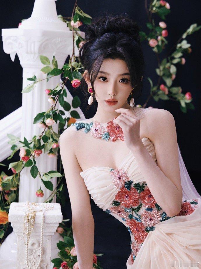 孔雪儿 演更坏的坏人孔雪儿今天的造型真是美到极致，清新又脱俗。她说想演坏人，这种