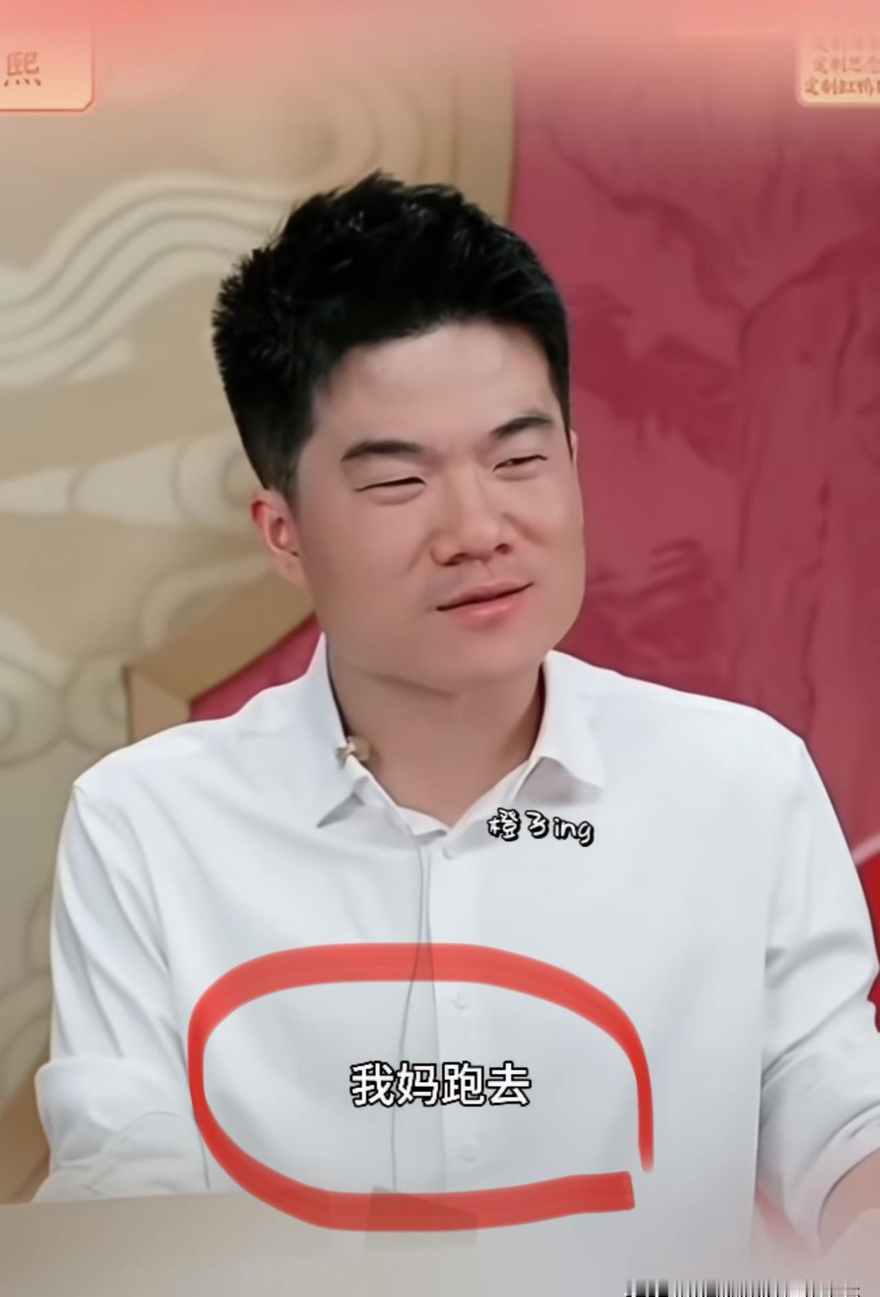 大学教授赴家宴，竟低头打包剩饼。
你什么时候见过康震这样？
就在董宇辉家厨房。