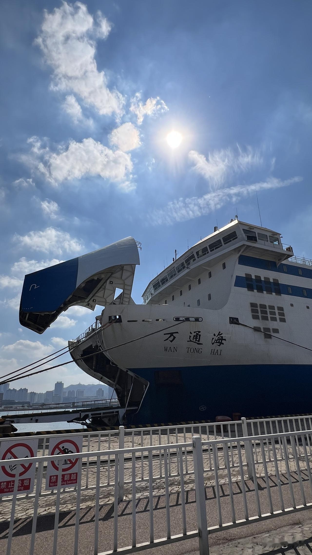 横渡渤海湾，登上万通海轮。
自驾连人带车开上滚装船，从烟台奔赴大连。
陆地路程到