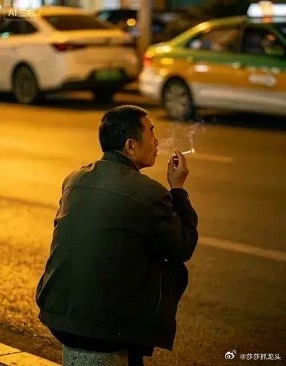 做晚跟一位资深老股民聊天他说：炒股三十年，只有今年股市最恶心，以前爆涨有钱赚，爆