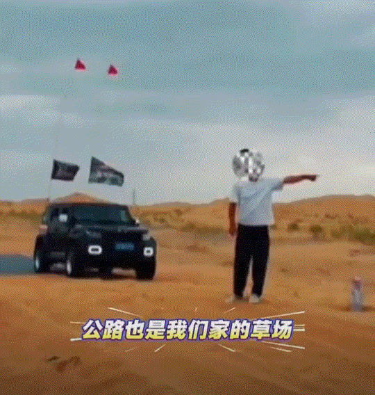 宁夏，一男子在腾格里沙漠的S315省道遇到商务车陷车，于是男子就准备上前救援，可