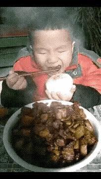 一个馒头，一盘菜，一口下去幸福感拉满，吃的那叫一个香甜。
简单的搭配，藏着无尽的