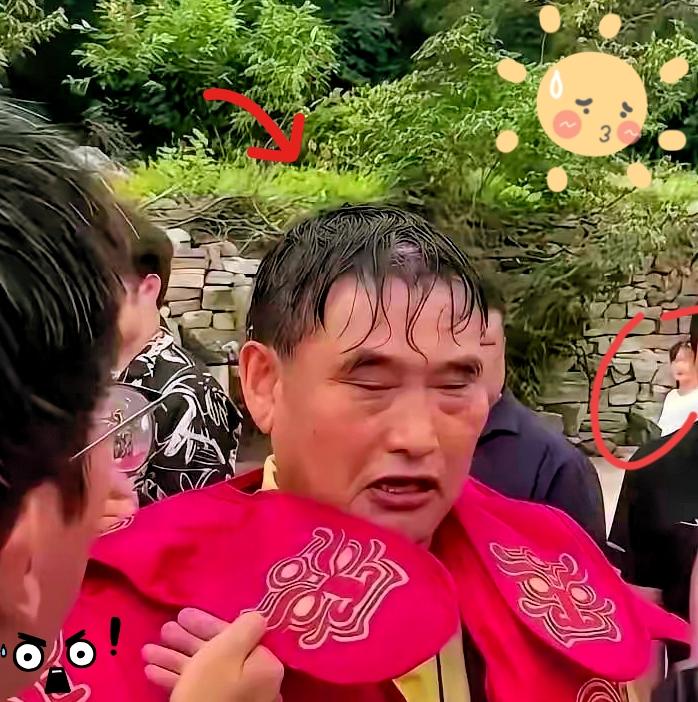 朱之文前两天在湖南一个景区演出，唱到一半突然停了。不是设备出毛病，也不是台下有人