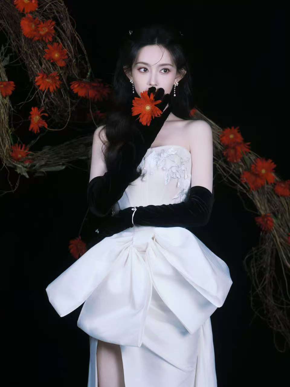 符顺亚给孟子义化妆孟子义蝴蝶结白裙孟子义蝴蝶结白裙，符顺亚给孟子义化妆，[拜托]