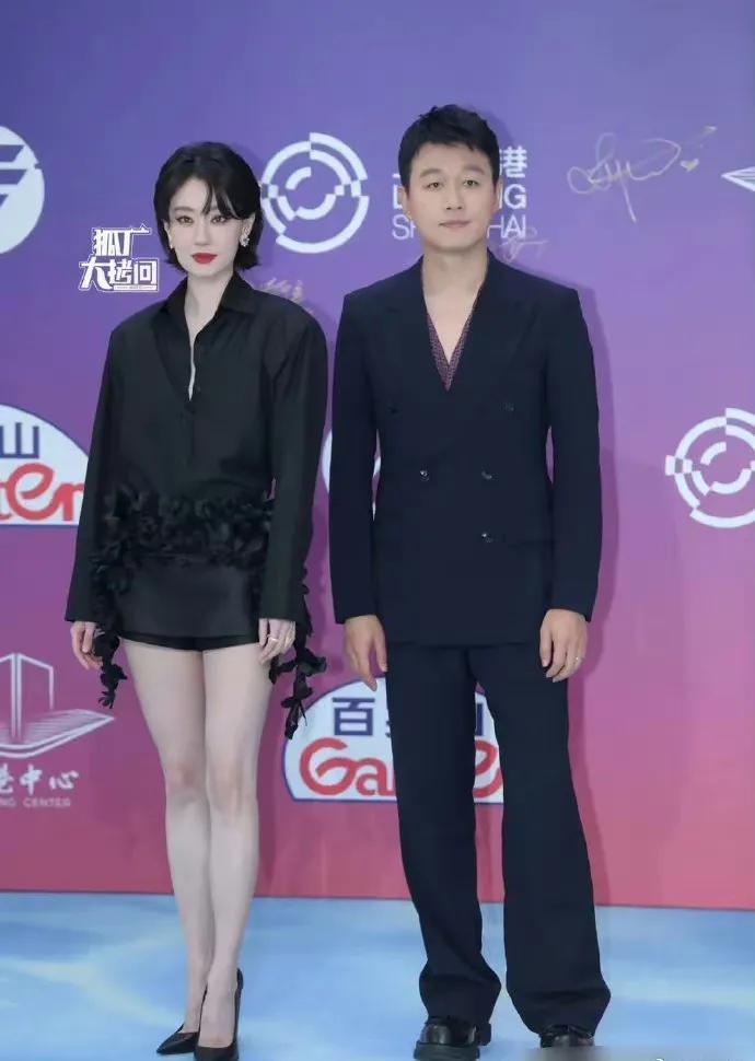 张小斐真的是越来越会穿了，这个长袖短裤太高级了，再看看这腿，又白又长又嫩，完美凸