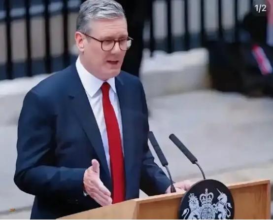 见过忘恩负义的，没见过这么离谱的，英国首相斯塔默刚从北京捧走45亿英镑投资，拍着