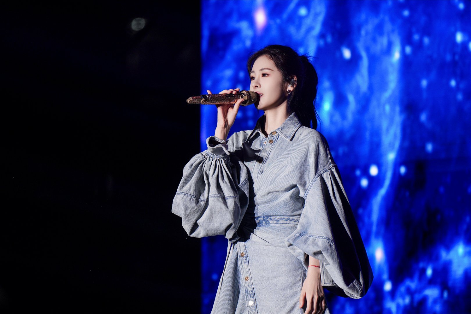 张碧晨和千名大学生大合唱 她负责起调，我们负责沸腾。这场演出没有观众，只有参与者