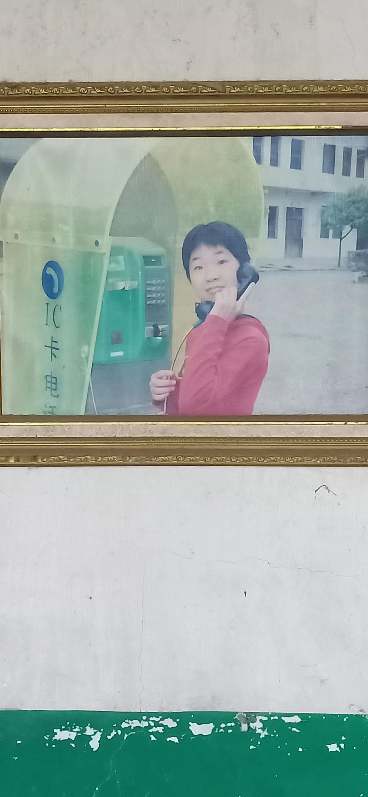 以前我有个照相机，是父亲送给我的。那时父亲是方圆几十里都闻名的照相师傅，最先用的