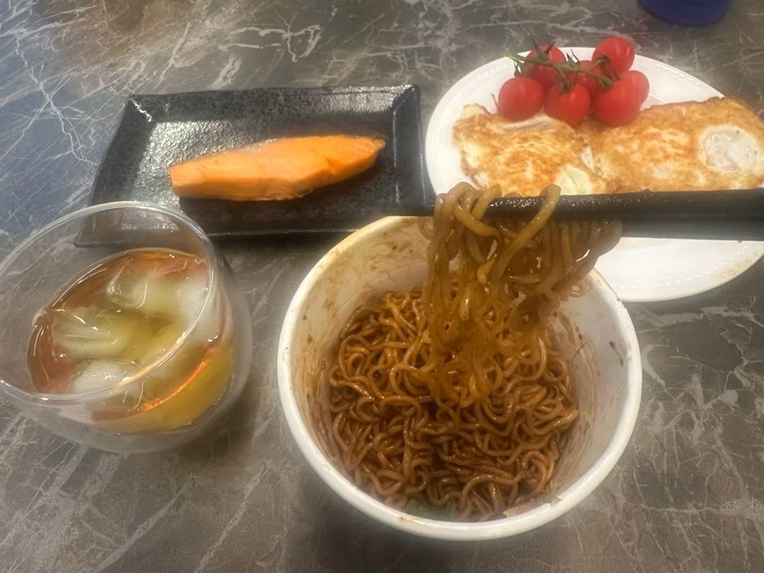 中午吃个泡面吧。🍜不过这款泡面的营养成分表有点夸张，蛋白质就有 18g。再加两