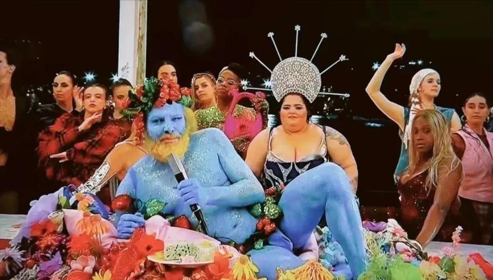 别再骂巴黎奥运会的“蓝色光头”了，你看懂他躺在餐盘里的含义，只会感到一阵后怕。