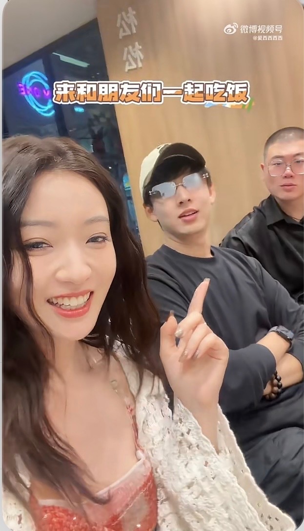 齐思钧罗予彤熟人在一起就这样齐思钧作为浪姐主持人，罗予彤是送考人，两人一碰面熟悉